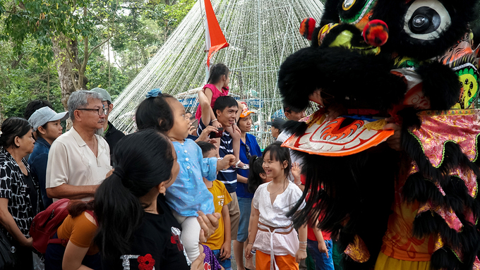 Vườn hoa trong sở thú Sài Gòn bị giẫm nát ngày đầu năm mới